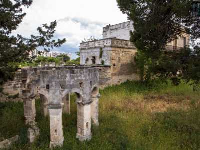 Nel giardino, che circonda tutto l�edificio, notiamo anche una graziosa struttura decorativa in pietra...